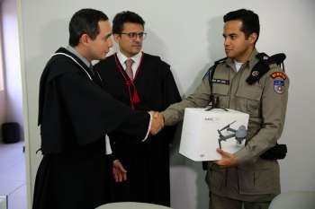 Juiz José Eduardo Nobre Carlos entregou o drone ao tenente Luã, do 6º BPM. Foto: Caio Loureiro. 