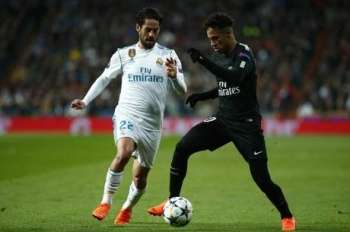 Marcado por Isco, Neymar tenta avançar para o ataque do PSG