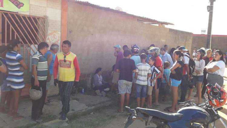 Movimentação na porta da escola