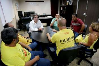 Desembargador Tutmés Airan conversa com o servidores do Detran-AL.