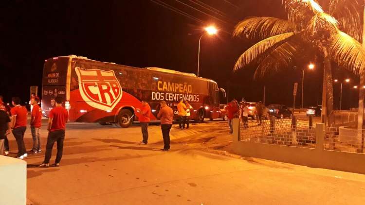 Delegação foi atacada na saída do estádio