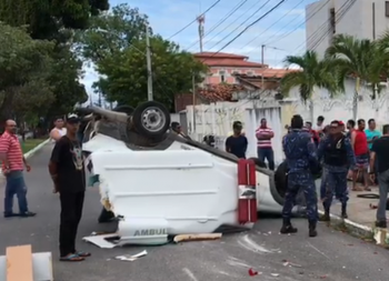 Ambulância do município de Bayeux colidiu com caminhonete no Cruzamento da avenida João Machado com a rua Diogo Velho, em João Pessoa (Foto: Walter Paparazzo/G1) 