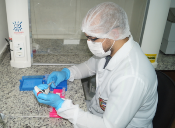 Perito criminal Marek Henryque analisando as amostras de DNA no Laboratório de Genética Forense. (Foto: Aarão José)