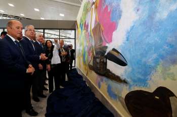 Cerimônia de Inauguração do Novo Aeroporto de Vitória (Vitória – ES, 29/03/2018) Presidente da República, Michel Temer, durante descerramento da pintura mural sobre aspectos da paisagem e da cultura do Espírito Santo. Foto: Alan Santos/PR