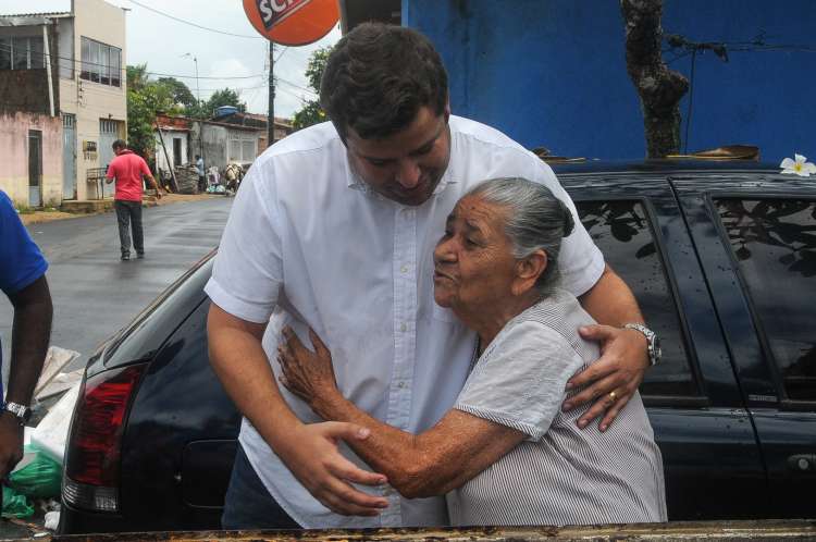 Prefeito Rui Palmeira vistoria pavimentação na Vila Mariana