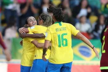 A atacante Marta comemora seu gol na vitória por 4 a 0 contra a Venezuela 