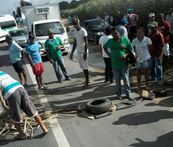 Momento em que os trabalhadores bloqueiam a rodovia