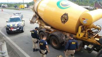 Maconha estava escondida dentro de betoneira em caminhão em SP