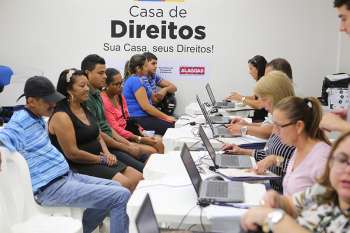 A Casa de Direitos é localizada na Praça Audival Amélio, no bairro do Jacintinho