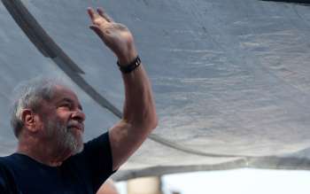 Lula e Dilma sobe em carro de som em frente ao sindicato dos metalúrgicos do ABC, para ato em homenagem a Marisa Letícia (Foto: Leonardo Benassatto/Reuters) 