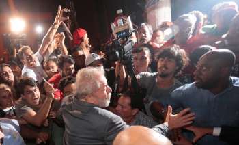 Lula é conduzido à sede da PF