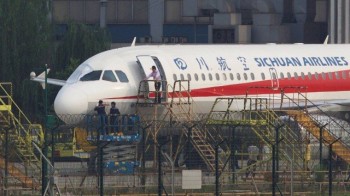 Funcionários inspeciam avião da Sichuan Airlines Foto: 