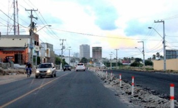 Com a conclusão dessa etapa, serão iniciadas, em seguida, a colocação da iluminação pública nos canteiros centrais e a implantação das sinalizações vertical e horizontal