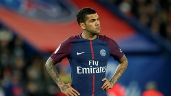 Daniel Alves sente dores no joelho e se torna dúvida