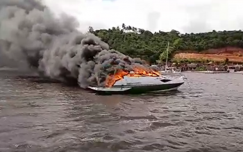 Fogo destrói embarcação na Barra de São Miguel