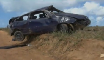 Carro capotou em Guaxuma