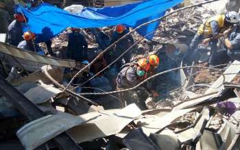 Bombeiros fazem buscas por um corpo localizado em meio a escombros (Foto: Corpo de Bombeiros de SP/Divulgação) 