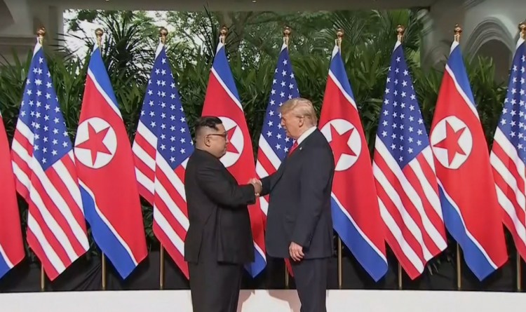 Trump e Kim apertam as mãos em encontro histórico em Singapura 