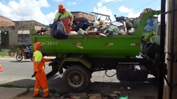 Equipe da Slum recolhe lixo volumoso. Foto: Ascom Slum (arquivo) 