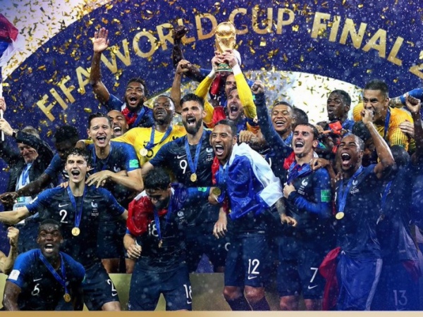 França goleia Croácia na final e é bicampeã da Copa, Esportes