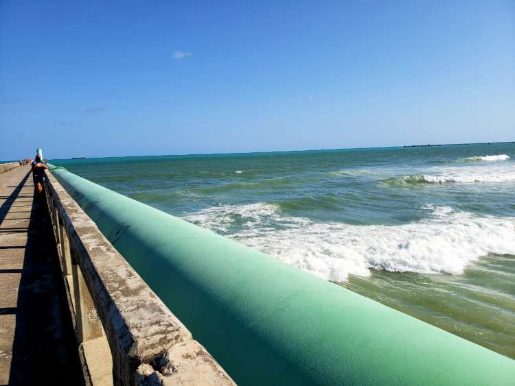 Jovem é resgatado após saltar do emissário submarino na Praia da Avenida