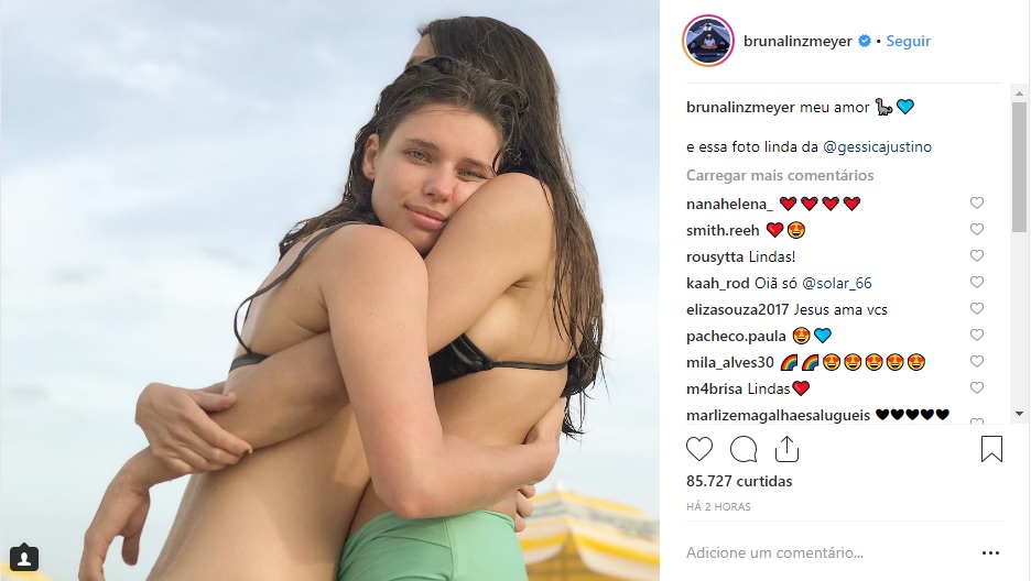 Bruna Linzmeyer Compartilha Foto Com A Namorada Na Praia Alagoas Horas L Der Em Not Cias