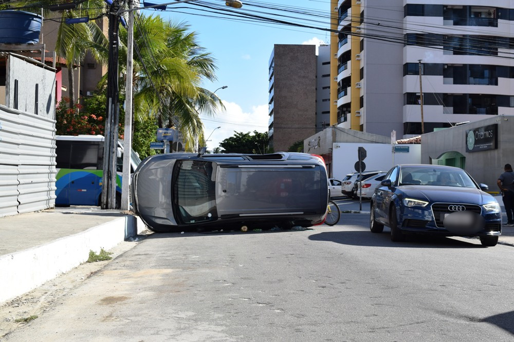 Após Colisão Veículo Tomba E Deixa Três Feridos Na Ponta Verde Alagoas 24 Horas Líder Em 8828