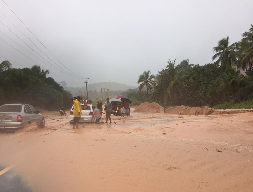 Chuva Abre Cratera Causa Deslizamento E Deixa Famílias Desabrigadas Em Al Alagoas 24 Horas 