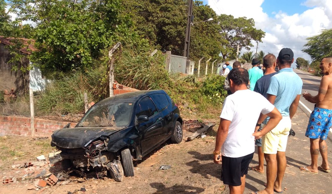 Acidente entre carro e caminhão deixa motorista preso às ferragens em  Atalaia, AL, Alagoas