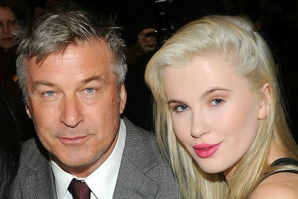 Filha De Alec Baldwin Revela Ameaças Pelas Redes Após Tiro Acidental Que Matou Diretora Em Set 