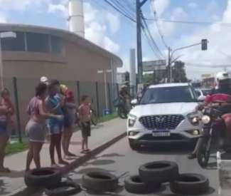 População realiza protesto próximo a shopping center no Benedito Bentes