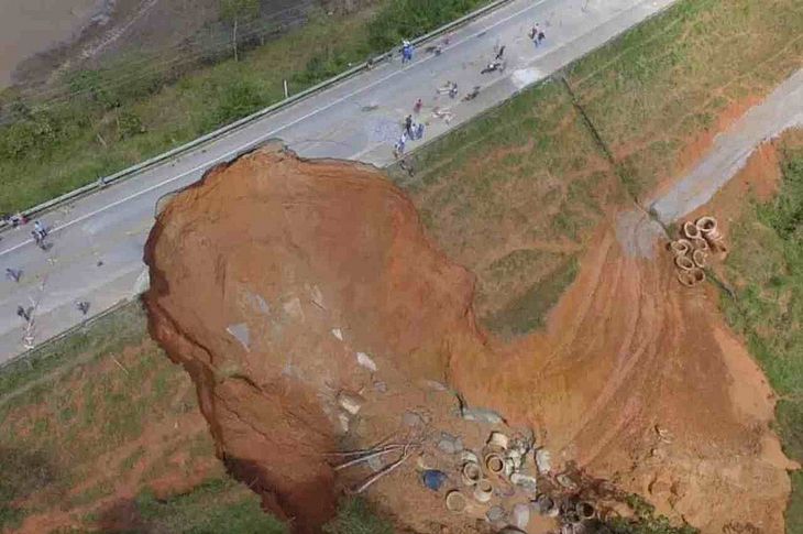 APÓS DIVULGAÇÃO NO OTABULEIRO, CRATERA DA AVENIDA UBAITABA ESTÁ SENDO  RECAPEADA - O Tabuleiro