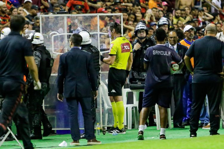 Sport x Vasco: após observação do assistente, VAR muda de opinião