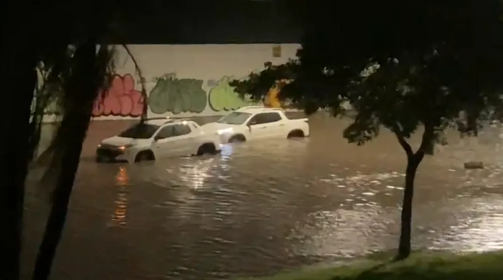 Com ruas e casas inundadas, Porto Alegre e Região Metropolitana estão em  alerta diante de mais chuva e nova formação de ciclone