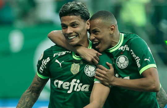 Com um a menos, Palmeiras empata com o Fortaleza e é líder do Brasileirão