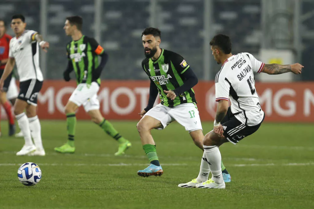 Corinthians é derrotado pelo Internacional e vê vaga na Sul-Americana  ameaçada - Esportes - R7 Futebol