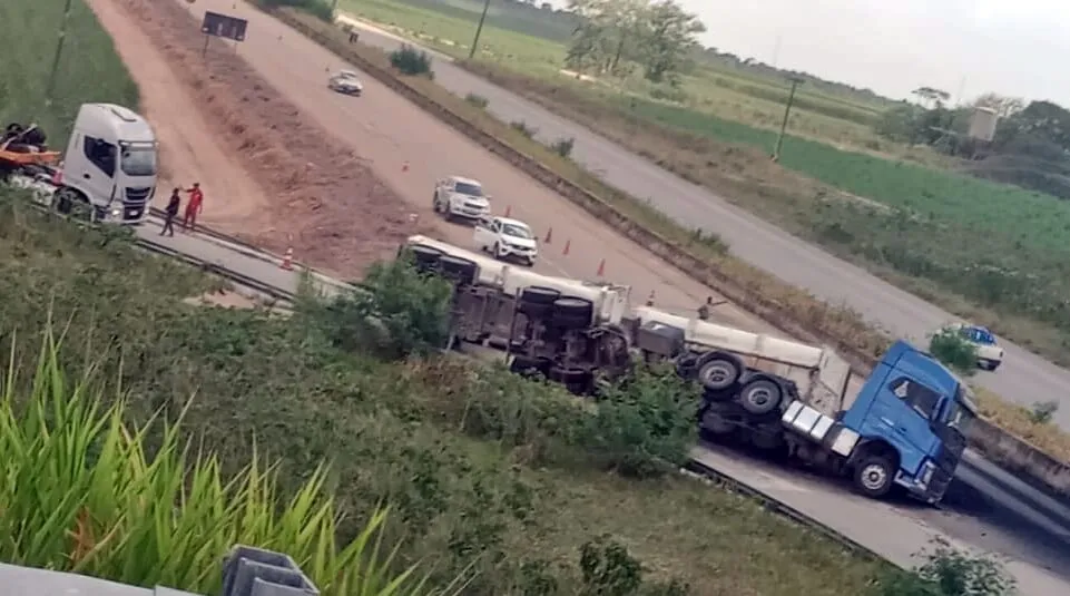 Carreta Carregada Com Asfalto Tomba Em Viaduto E Interdita Trecho Da Rodovia Br 101 Alagoas 24