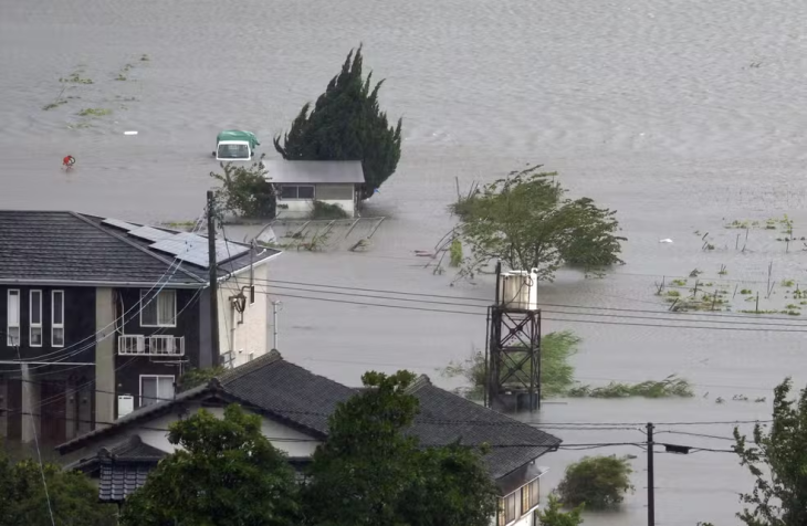 Fazenda inundada após passagem de tufão em Yufu, no Japão 