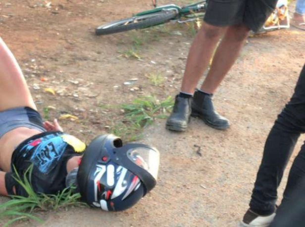 Mulher é socorrida após colisão entre motocicletas.