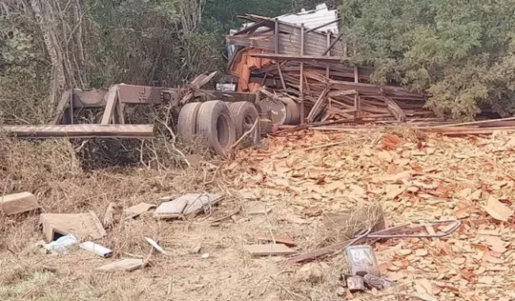 Motorista pula de caminhão segundos antes de tombamento