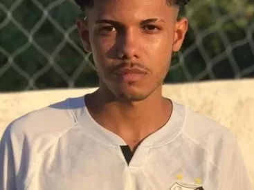 Jovem é executado a tiros após suspeito invadir vestiário em campo de futebol