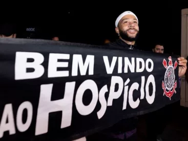 Memphis Depay desembarca em São Paulo e é recebido com festa pela torcida do Corinthians