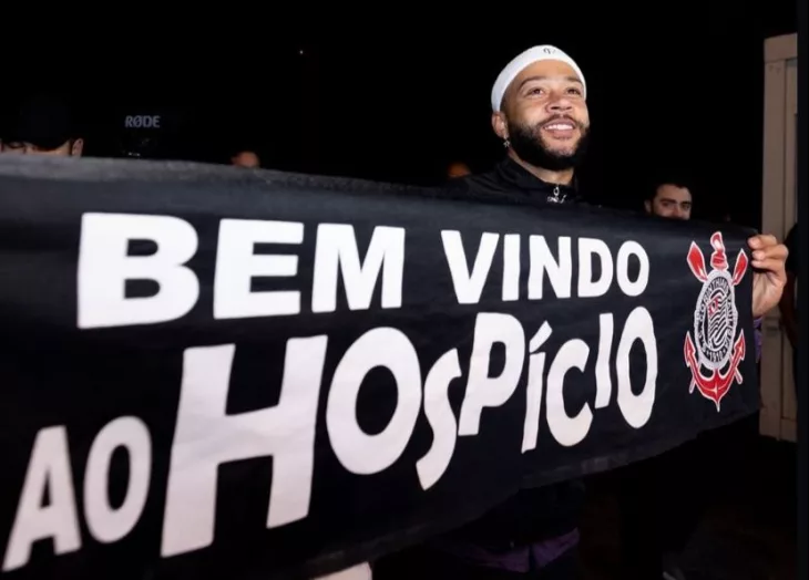 Memphis Depay desembarca em São Paulo e é recebido com festa pela torcida do Corinthians