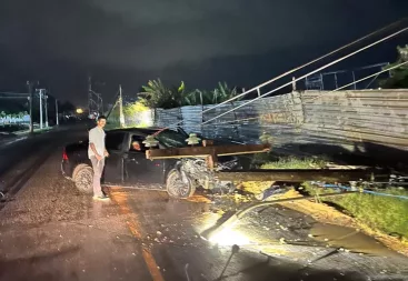 Carro atinge e derruba postes e deixa três bairros sem energia