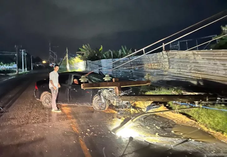 Um carro atingiu e derrubou um poste de energia elétrica, durante a madrugada desta sexta-feira (13), no bairro de Cruz das Almas, no litoral norte de Maceió.