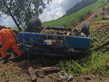 Acidente deixou condutor preso às ferragens na BR 104