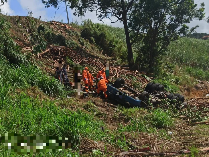 Acidente deixou condutor preso às ferragens na BR 104