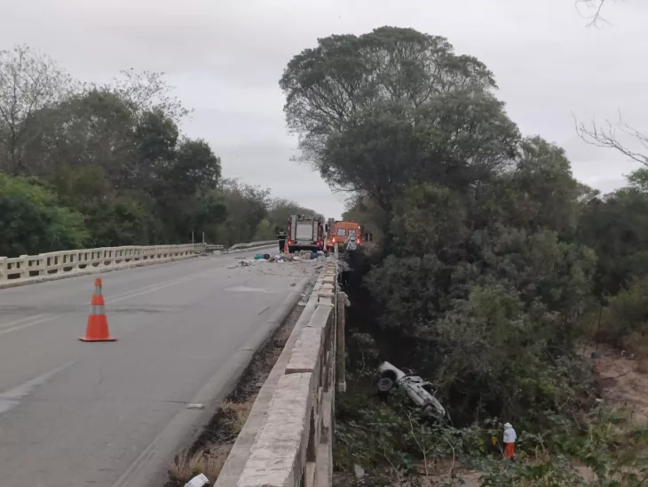 Caminhonete caiu de ponte e deixou três pessoas mortas na BR 423