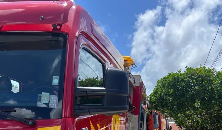 Veículo fica destruído após ser atingido por incêndio