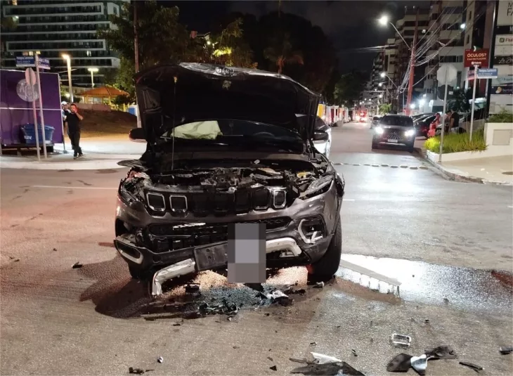 Acidente entre caminhonete e carro deixou três pessoas feridas na Ponta Verde